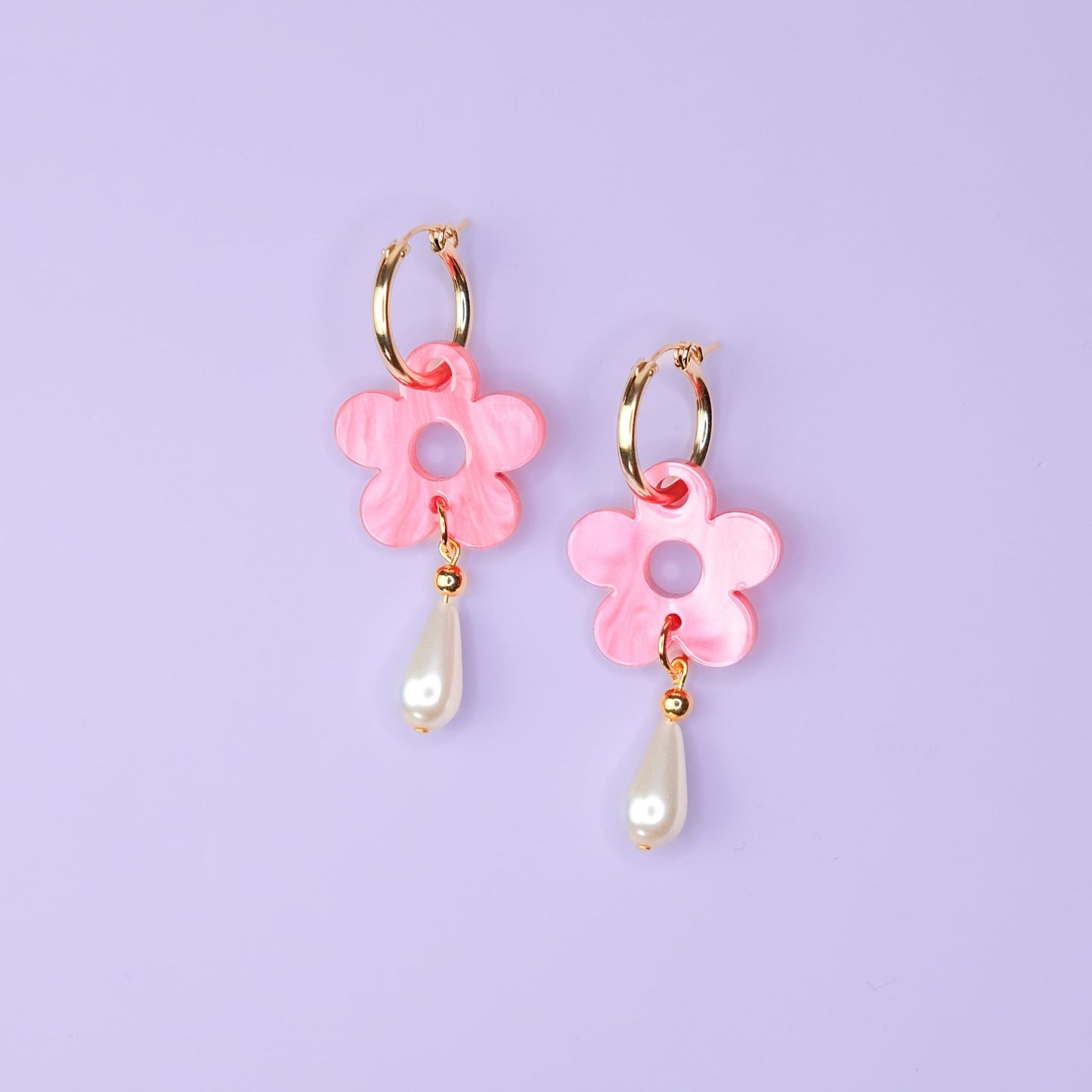 Elegant flower Daisy gold-filled hoop earrings with pearl drop #color_marbled-pink