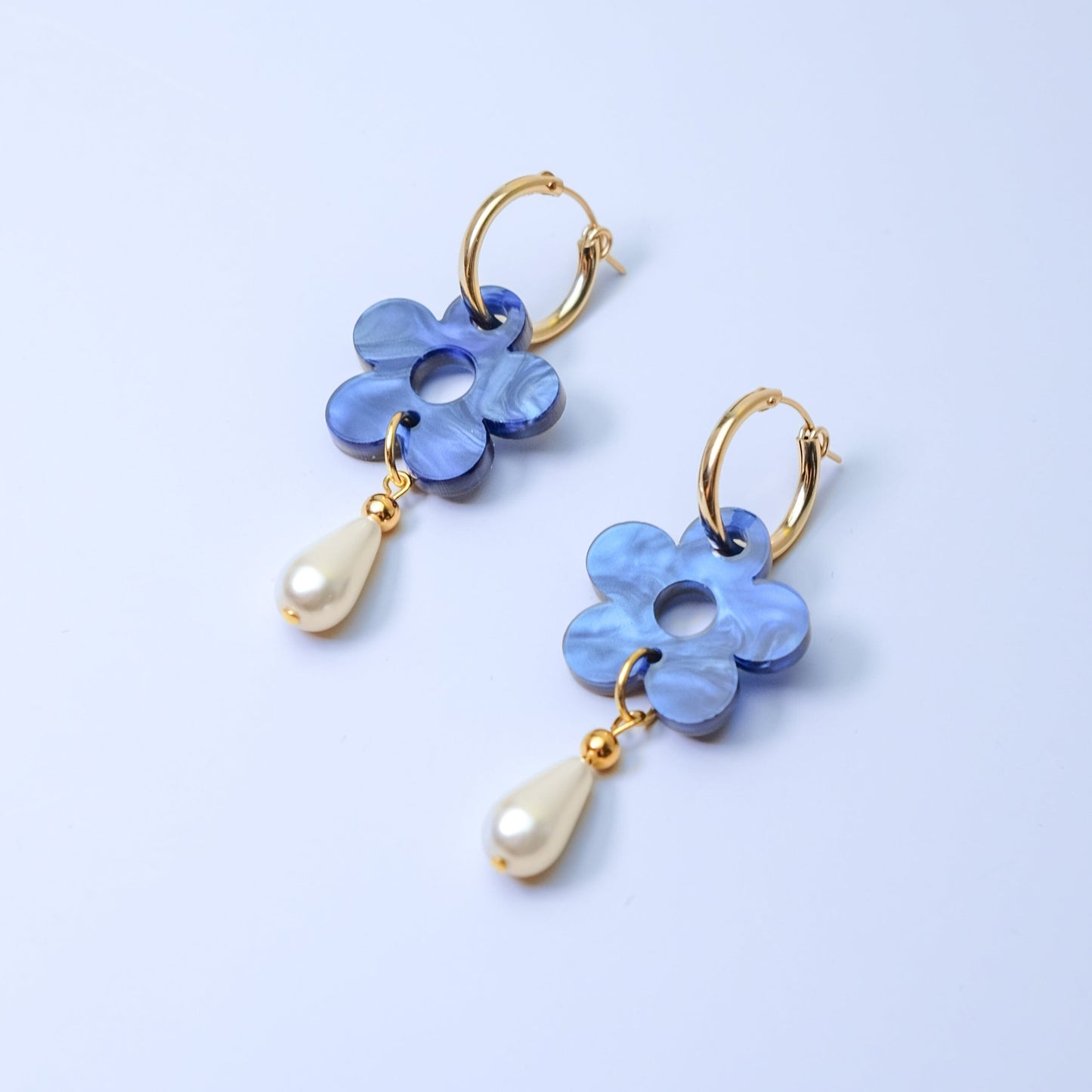 Elegant flower Daisy gold-filled hoop earrings with pearl drop #color_marbled-blue