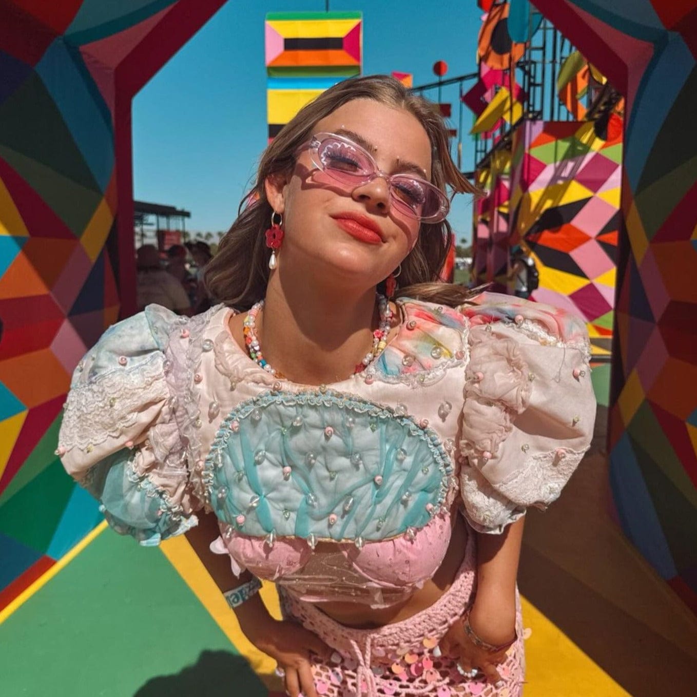 Elegant flower Daisy gold-filled hoop earrings with pearl drop #color_marbled-pink