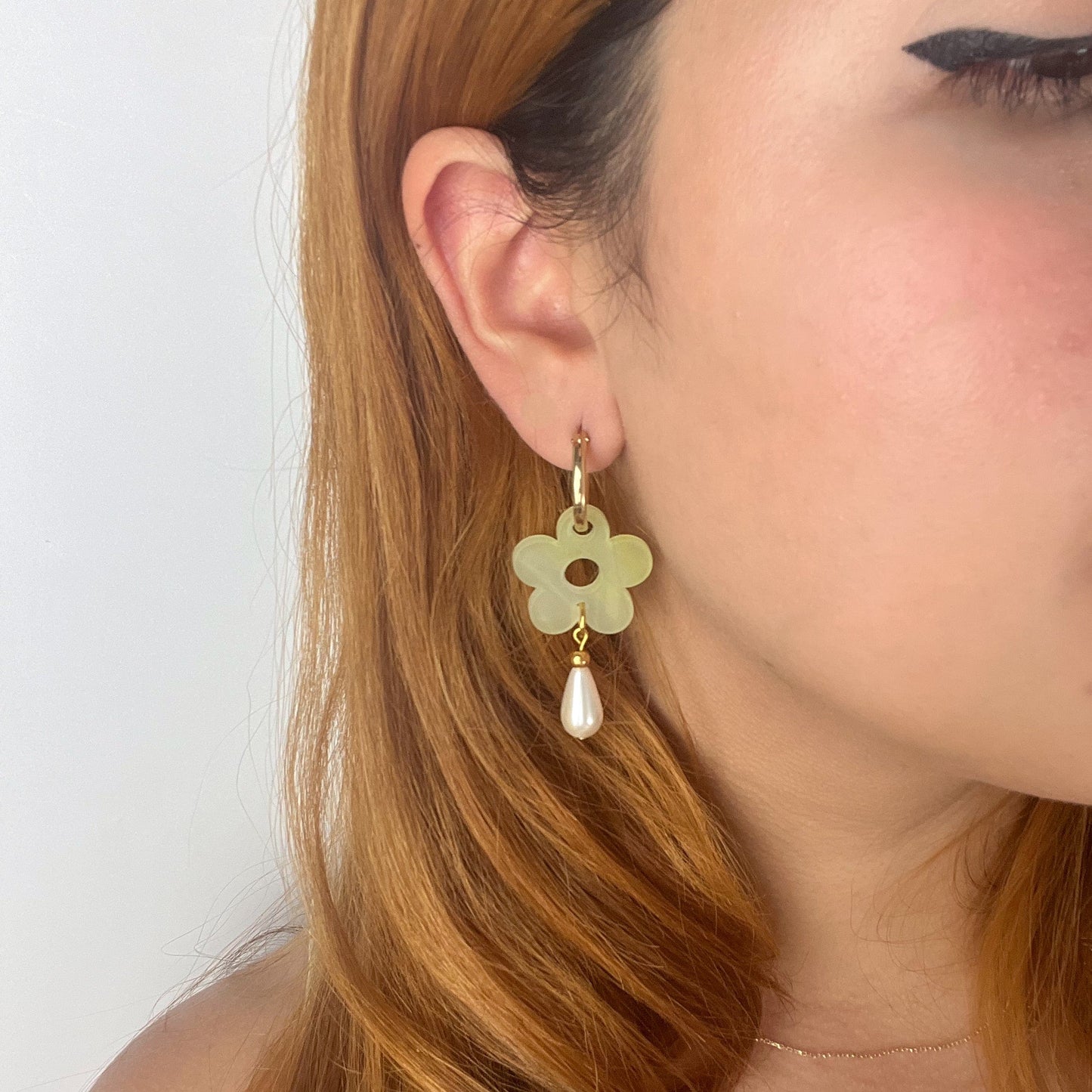 Elegant flower Daisy gold-filled hoop earrings with pearl drop #color_jade