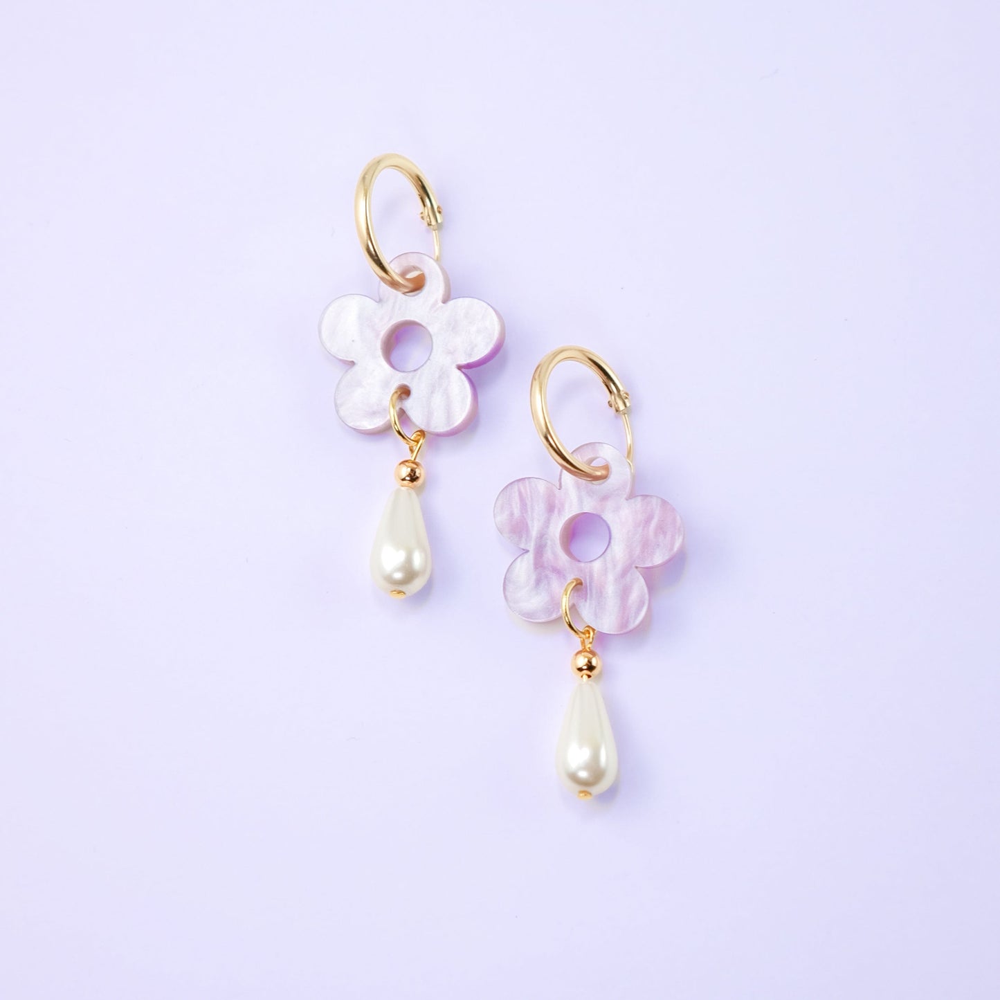 Elegant flower Daisy gold-filled hoop earrings with pearl drop #color_marbled-lavender