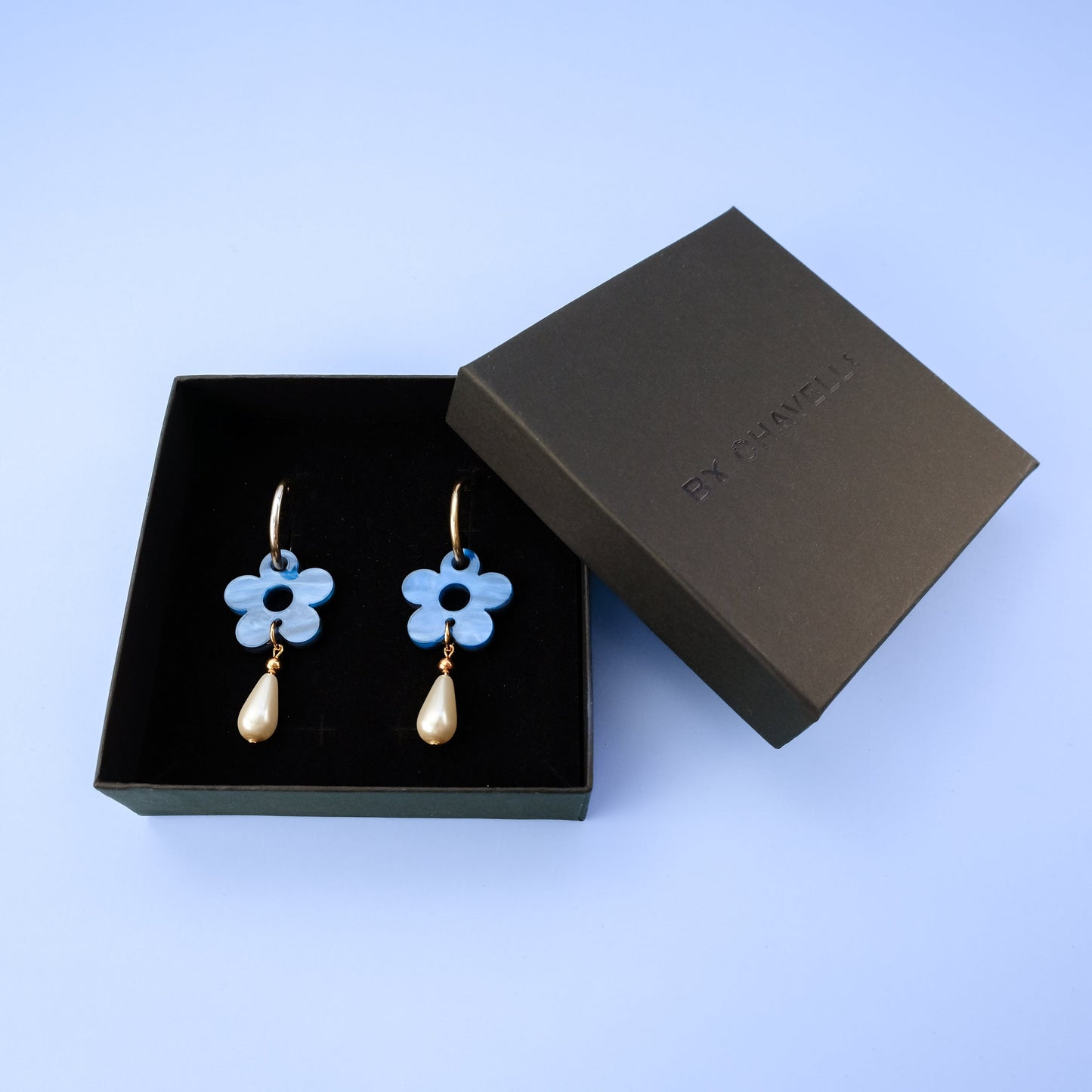 Elegant flower Daisy gold-filled hoop earrings with pearl drop #color_marbled-blue