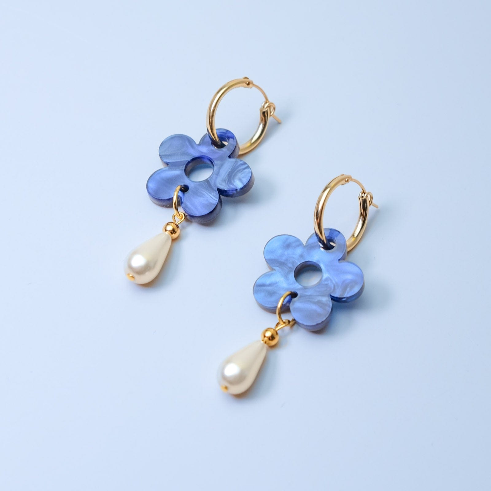 Daisy flower with pearl drop 14k gold-filled hoop earring #color_marbled-blue