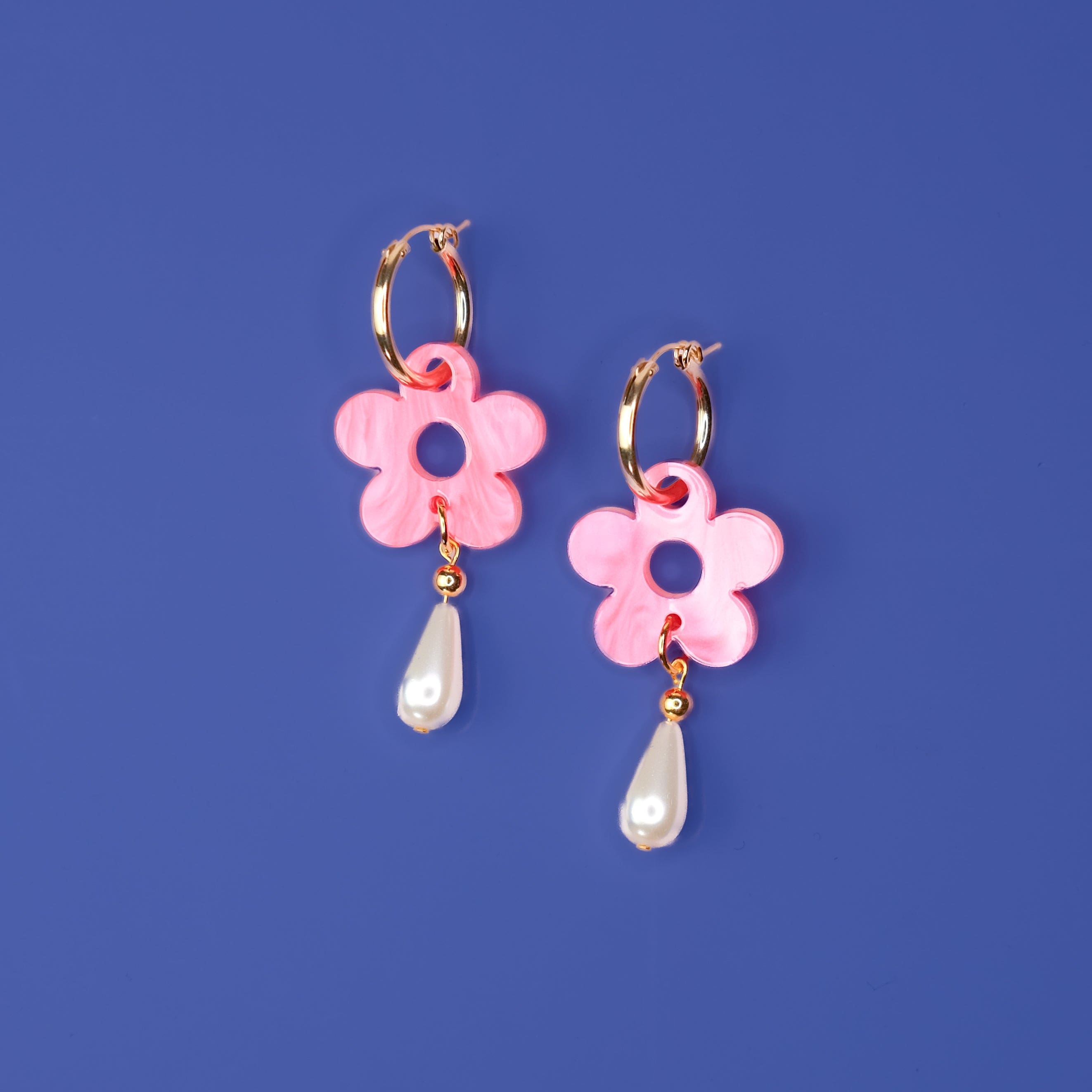 Daisy flower with pearl drop 14k gold-filled hoop earring #color_marbled-pink