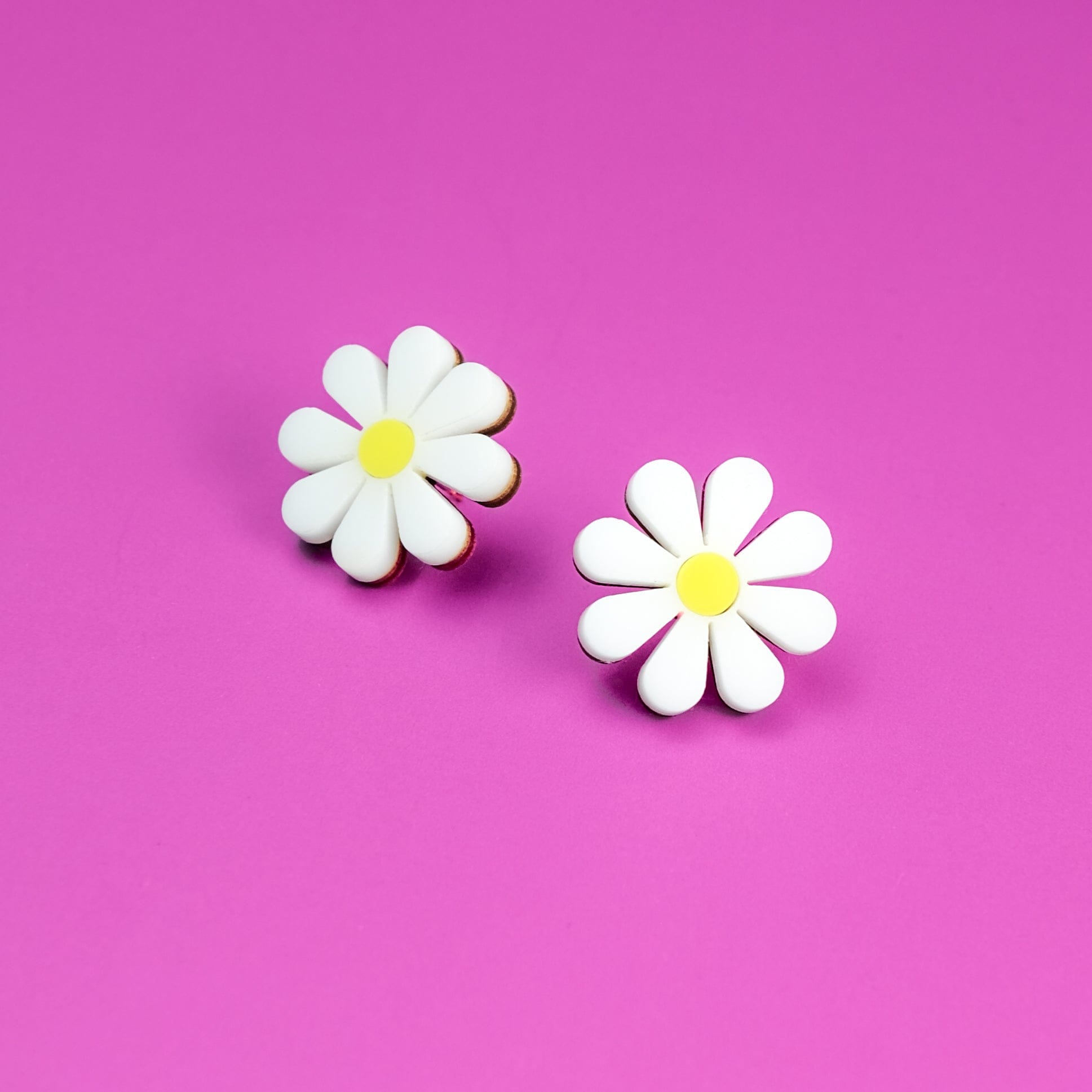 Cute Daisy stud earrings #color_white