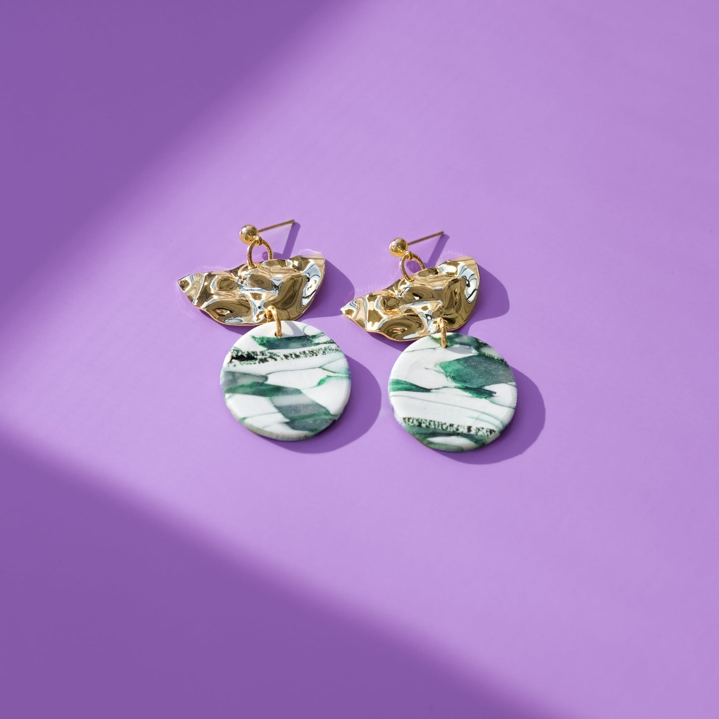 Elegant and blingy Giada Dangly Earrings in green marble with hammered gold #color_forest-marble