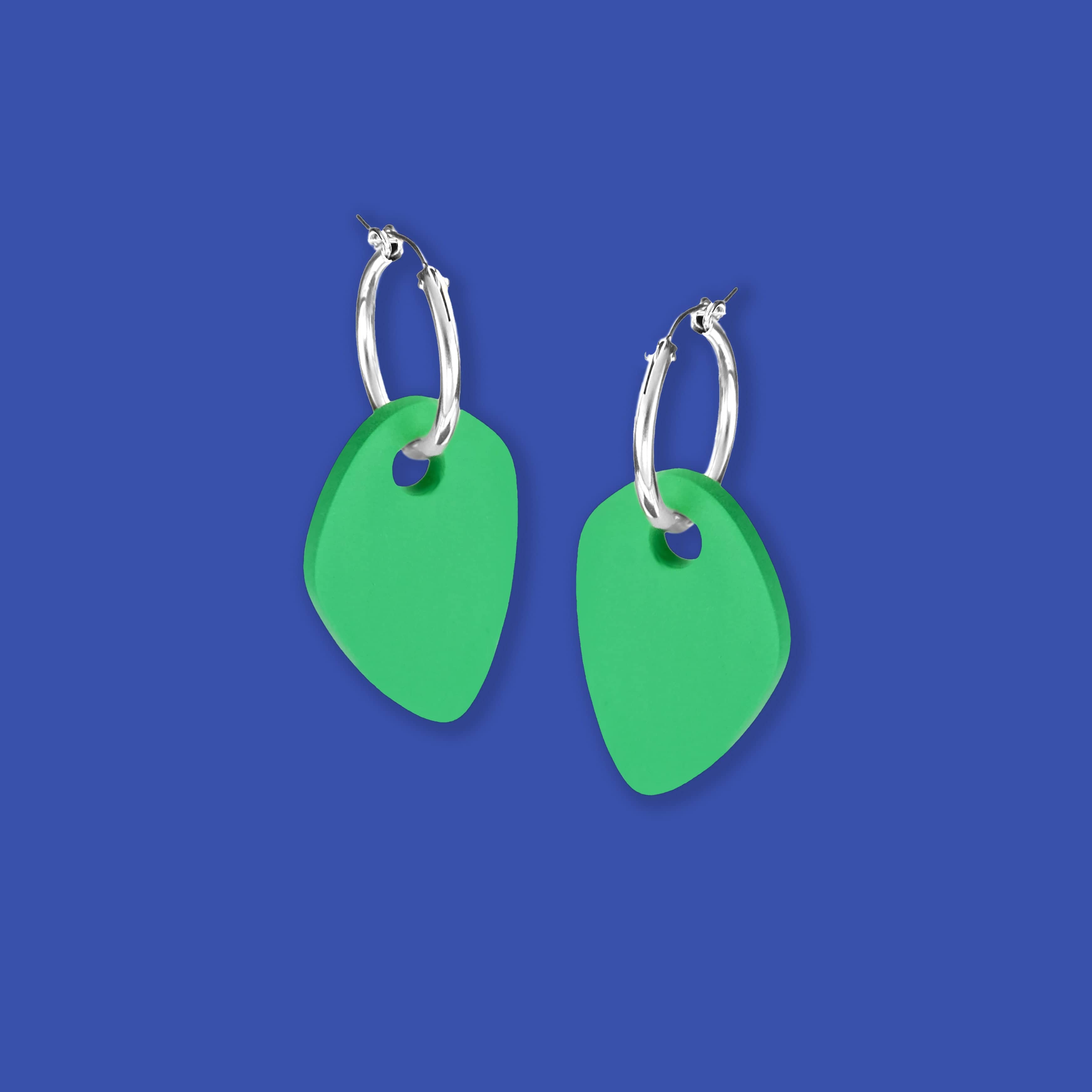 Organic shapes, hoop charm dangly earrings Calder inspired in green #color_green
