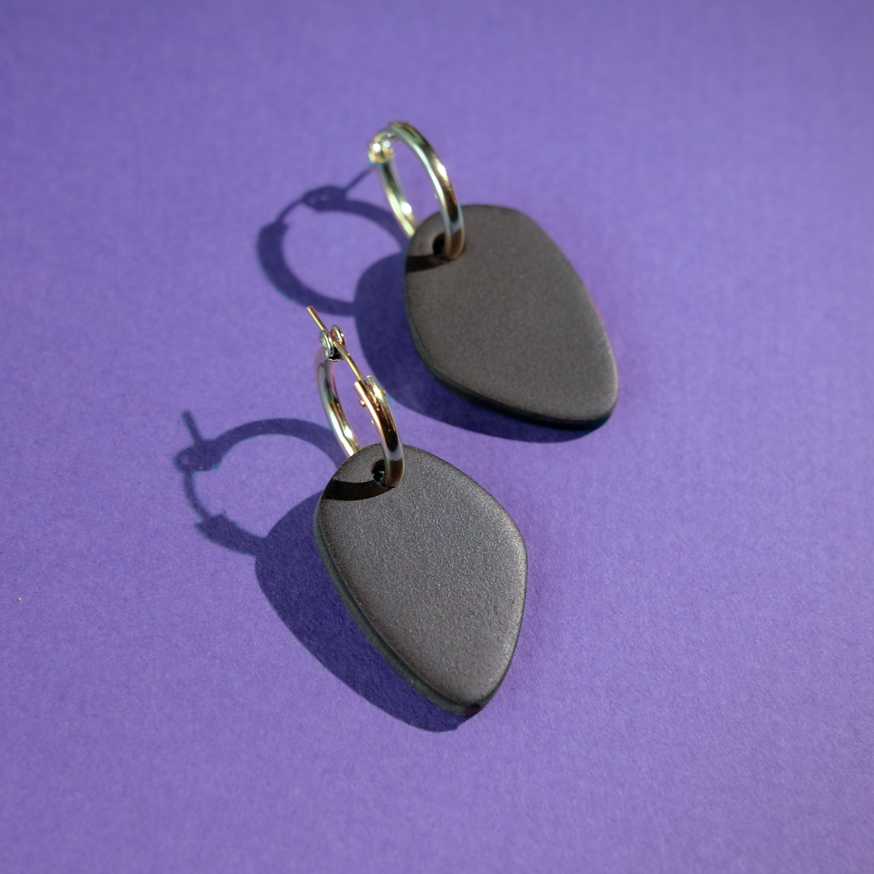 Organic shapes, hoop charm dangly earrings Calder inspired in black #color_black