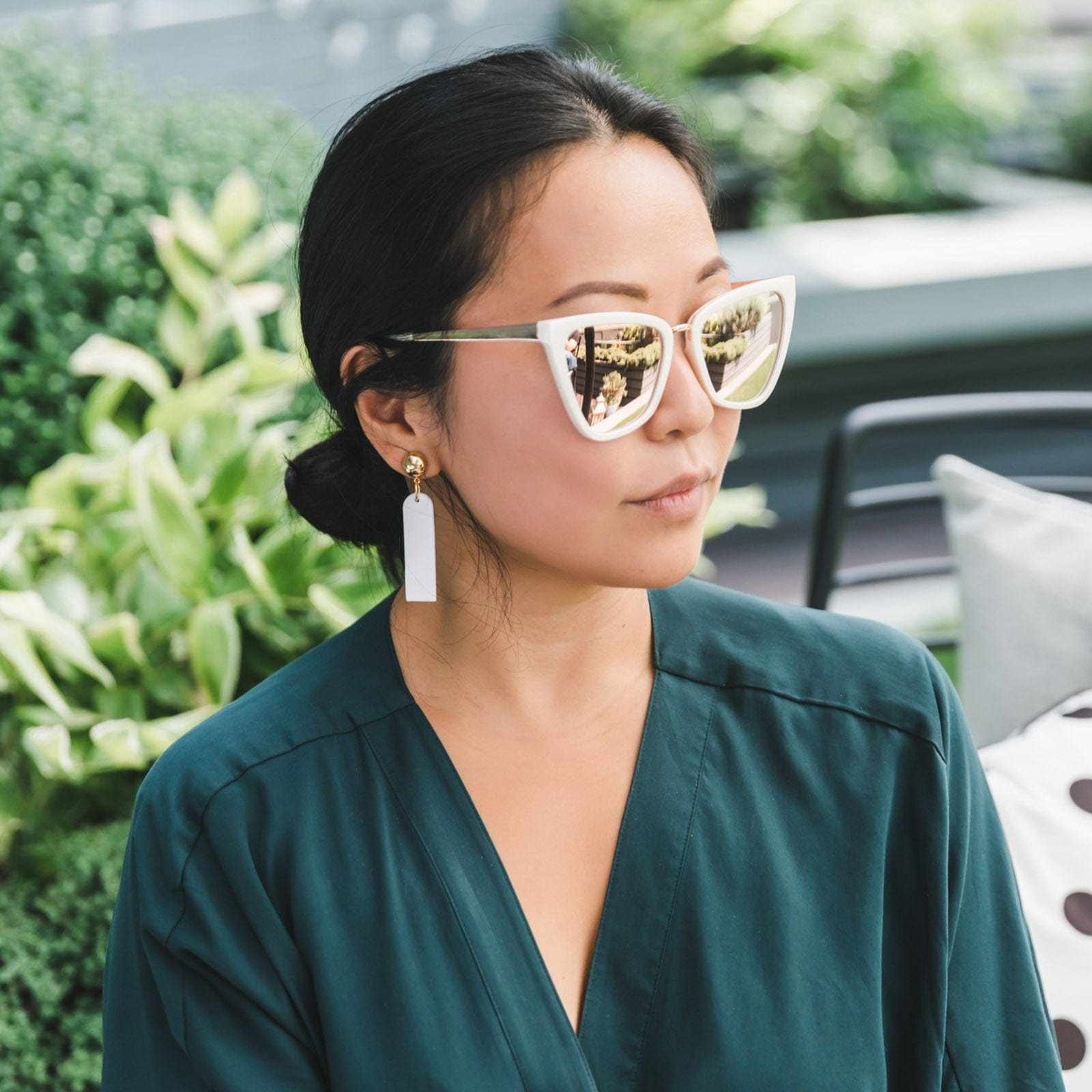 Elegant elongated Chelsea dangly earrings in textured white #color_white-textured-lines