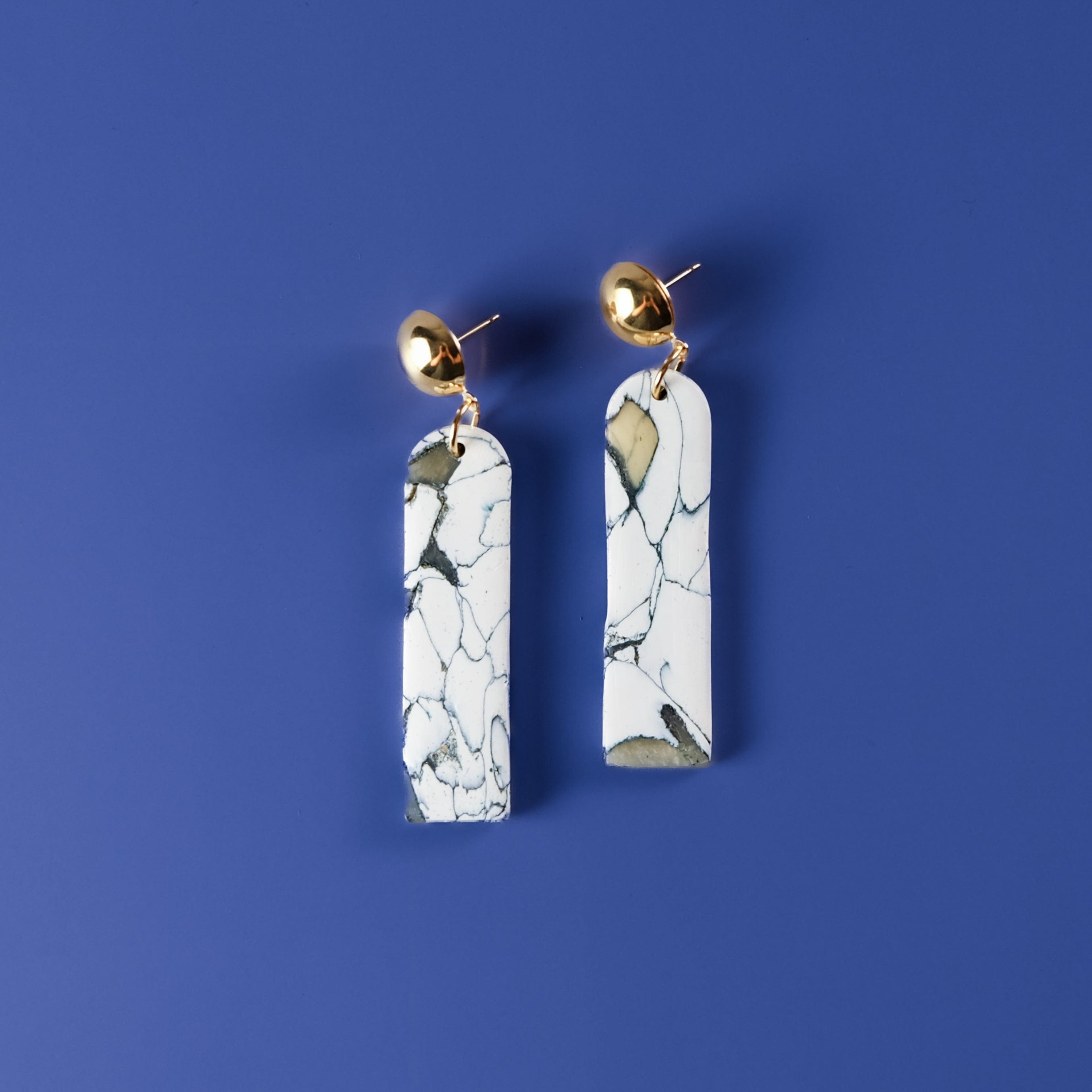 Chelsea dangly earrings in elegant italian marble #color_forest-marble