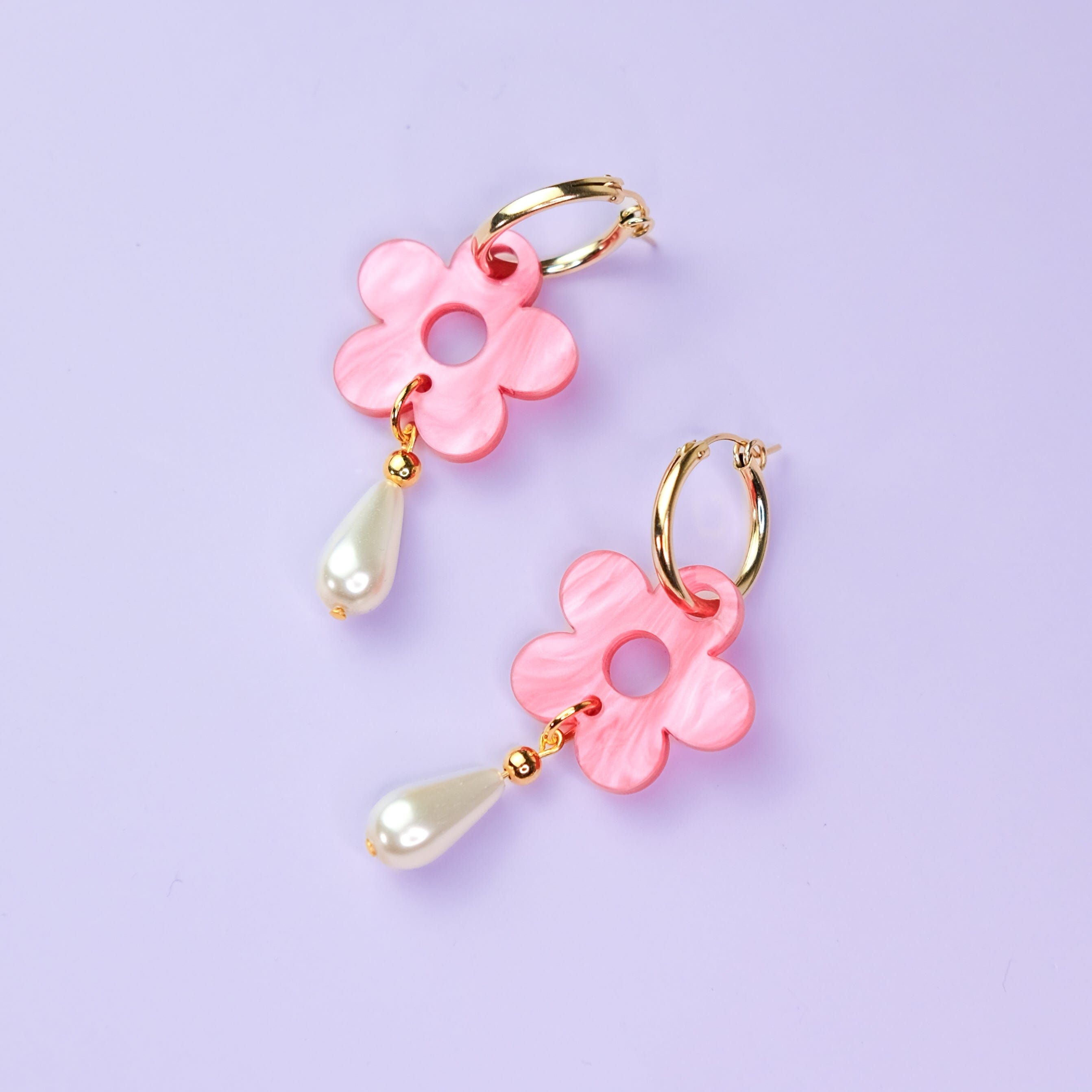 Elegant flower Daisy gold-filled hoop earrings with pearl drop #color_marbled-pink