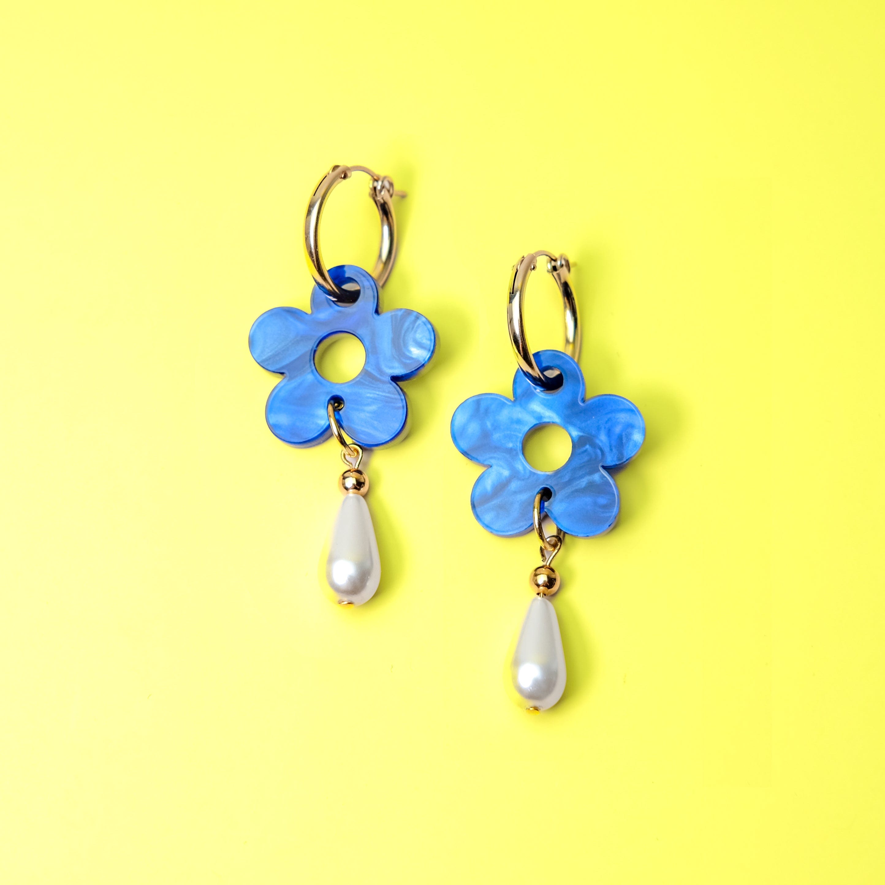 Daisy flower with pearl drop 14k gold-filled hoop earring #color_marbled-blue