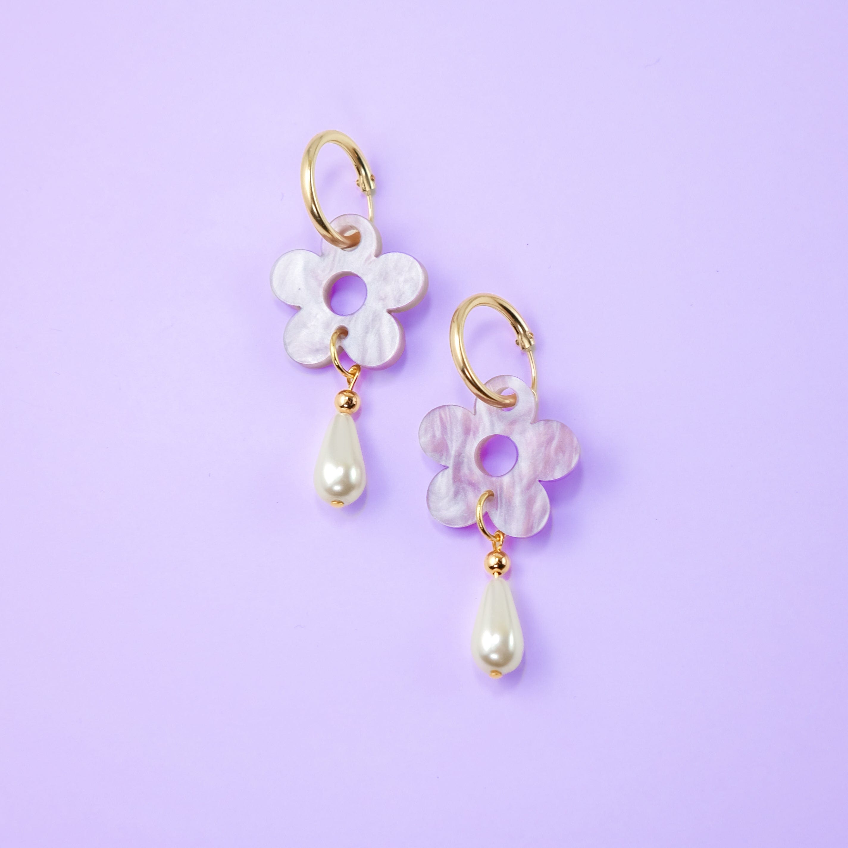Daisy flower with pearl drop 14k gold-filled hoop earring #color_marbled-lavender