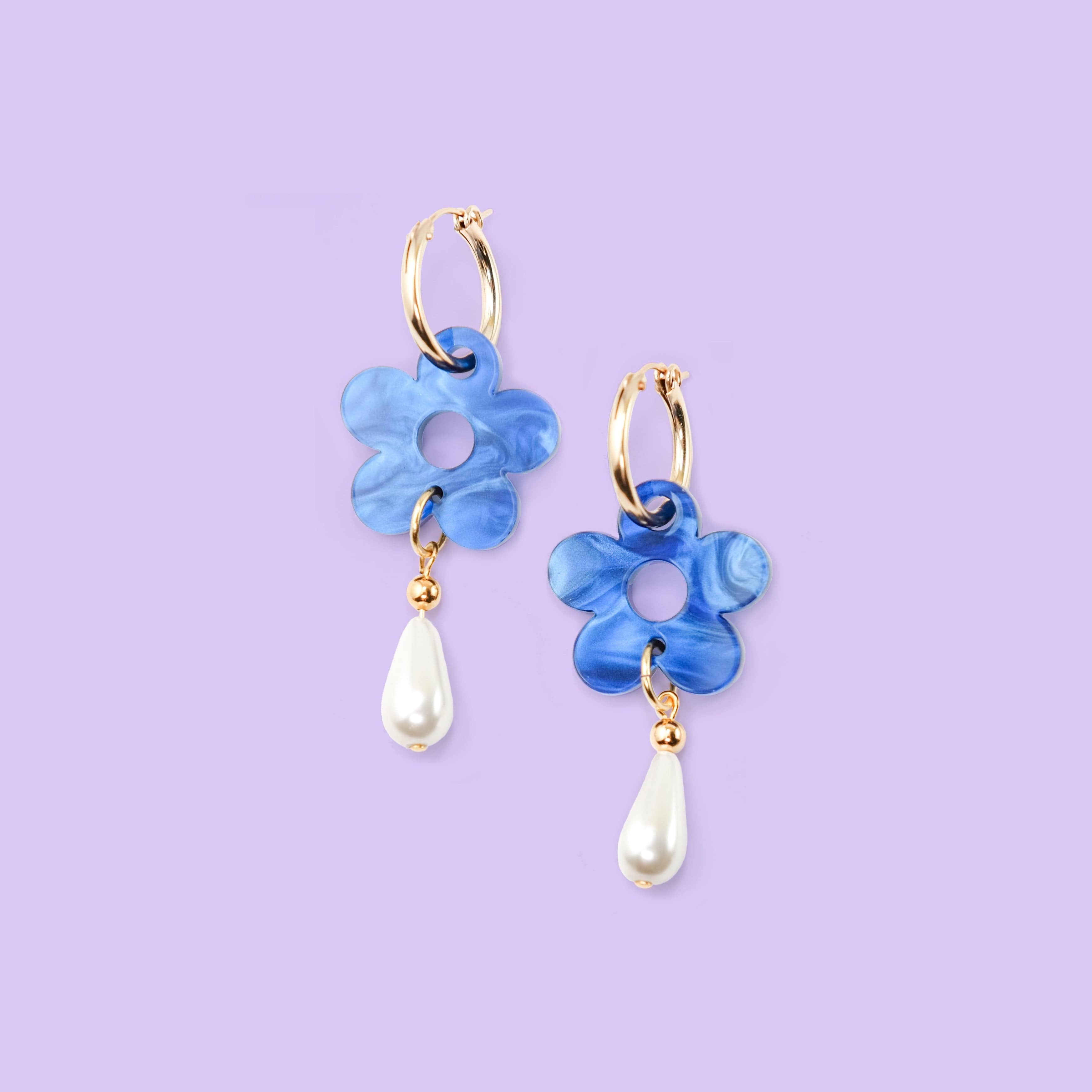 Elegant flower Daisy gold-filled hoop earrings with pearl drop #color_marbled-blue