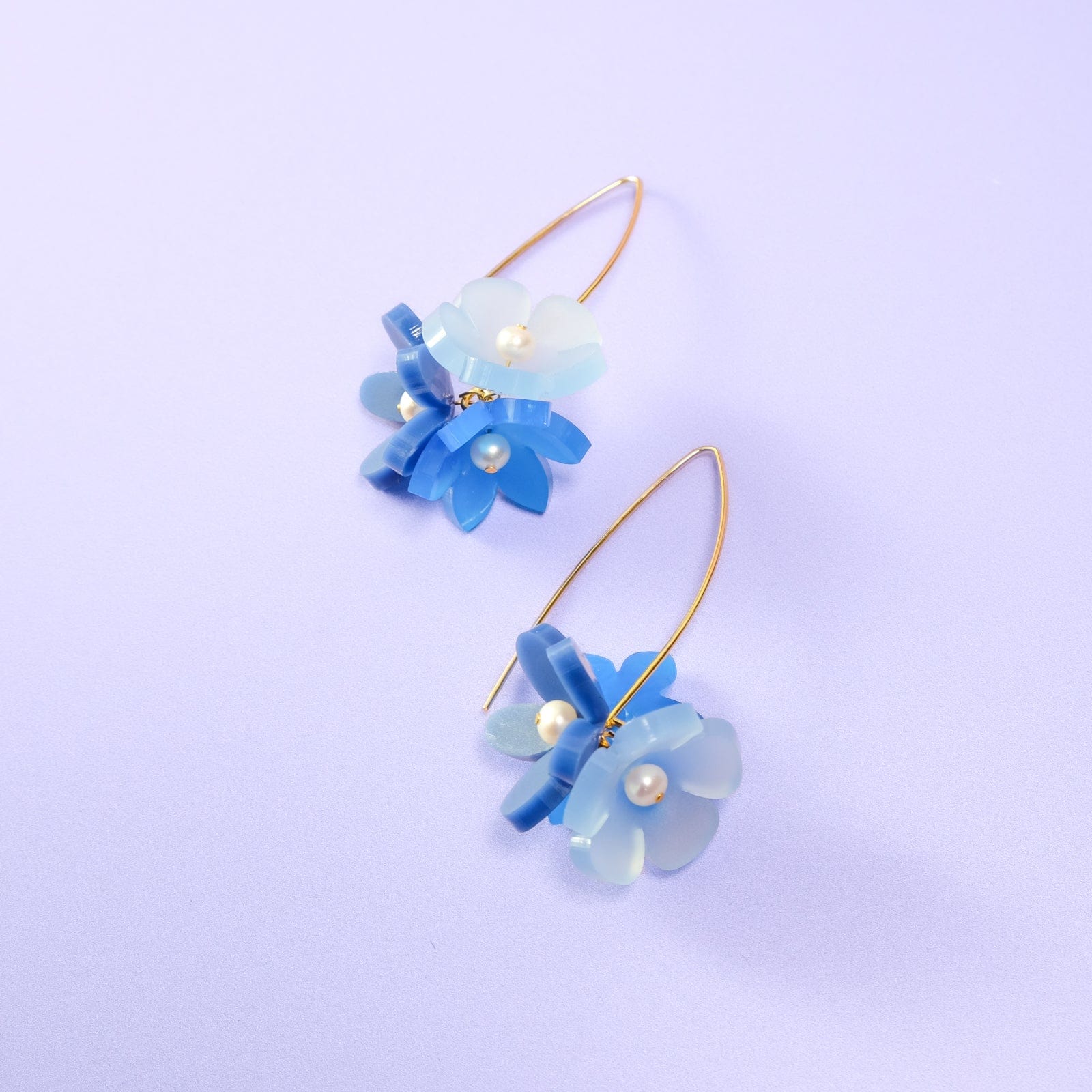 Playful Flowerball dangly earrings with freshwater pearls in blue #color_blue