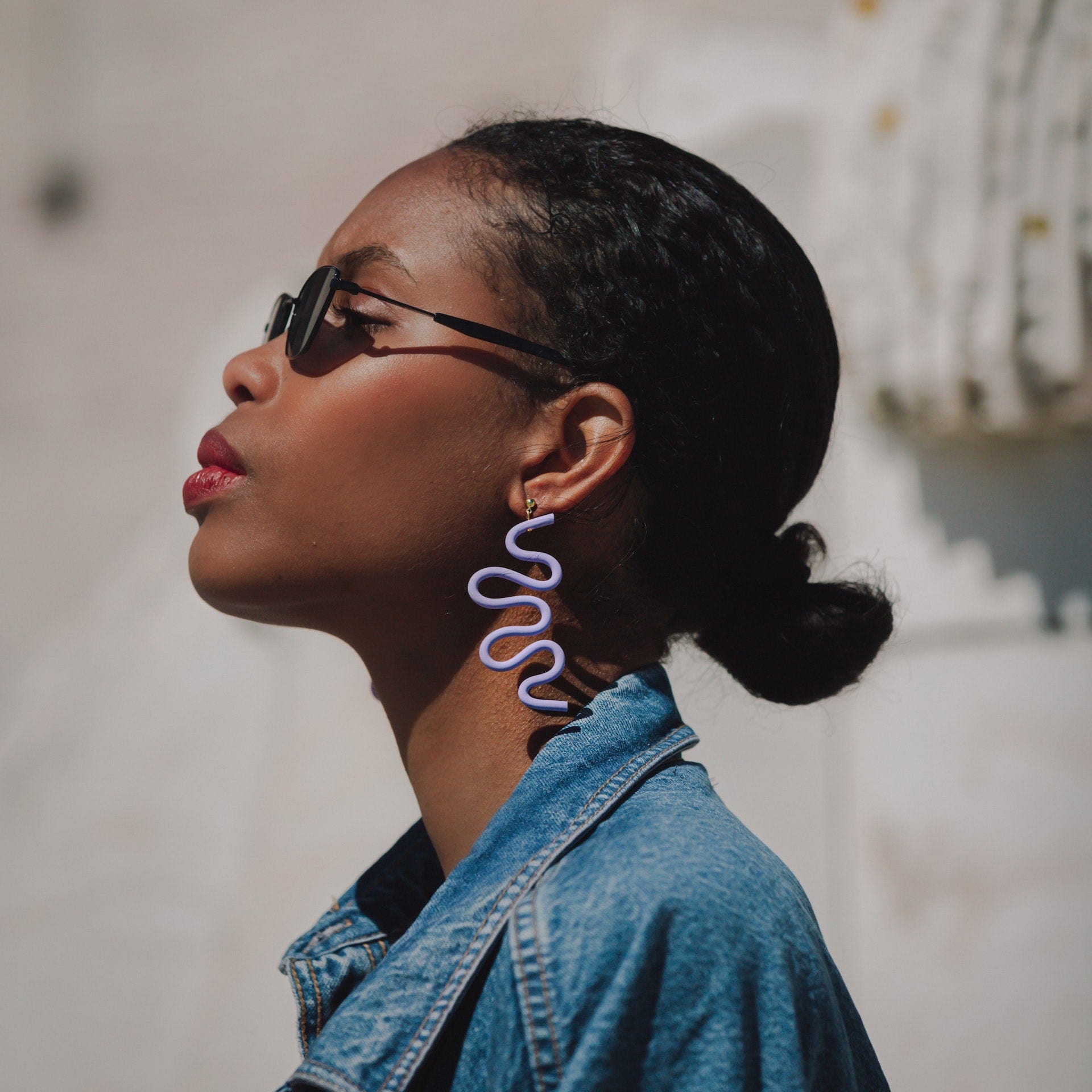 Tube Squiggle dangly earrings small in lavender #color_lavender