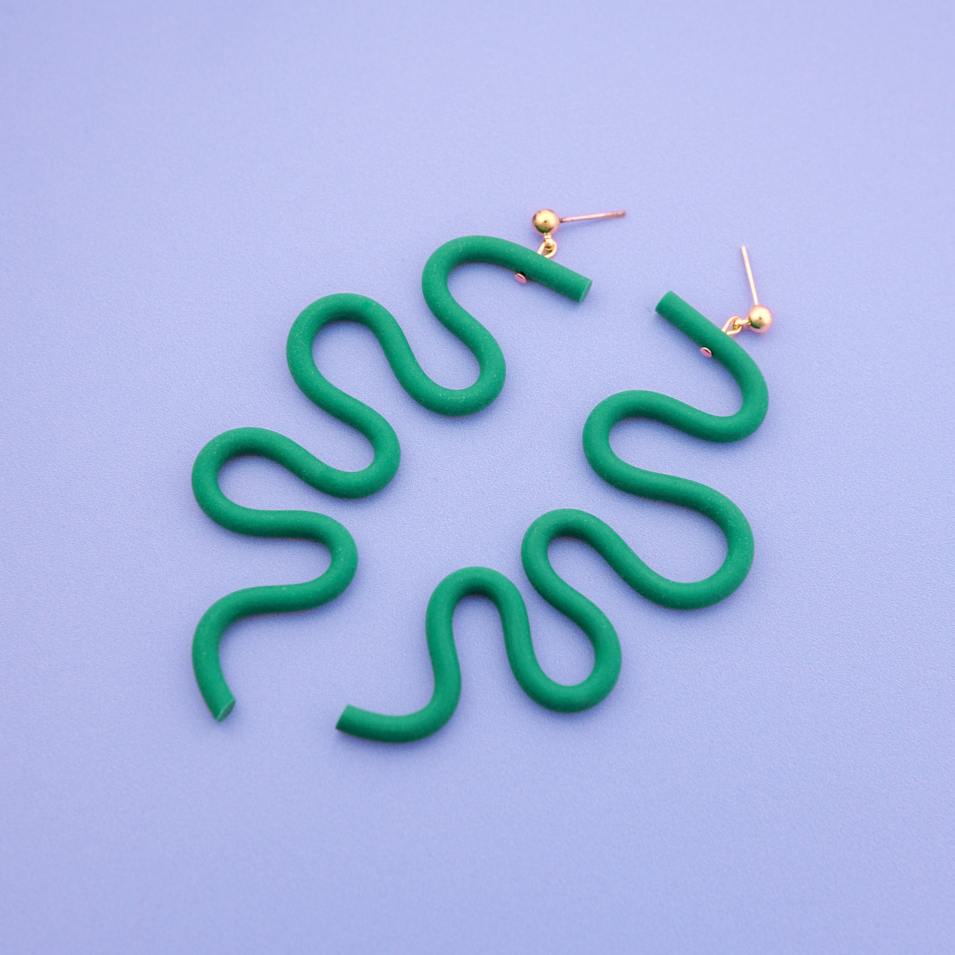 Tube Squiggle dangly earrings small in emerald green #color_emerald