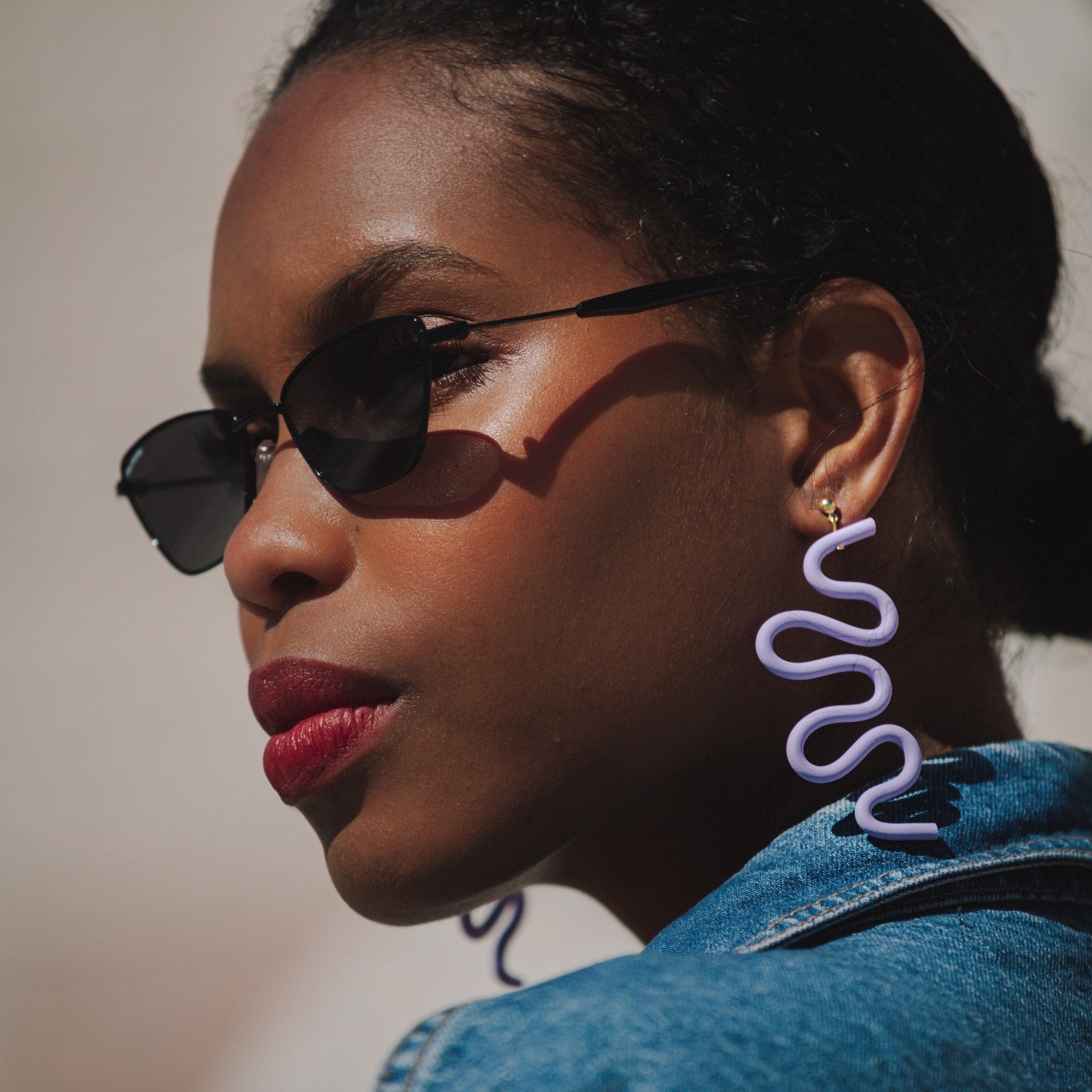 Tube Squiggle dangly earrings small in lavender #color_lavender