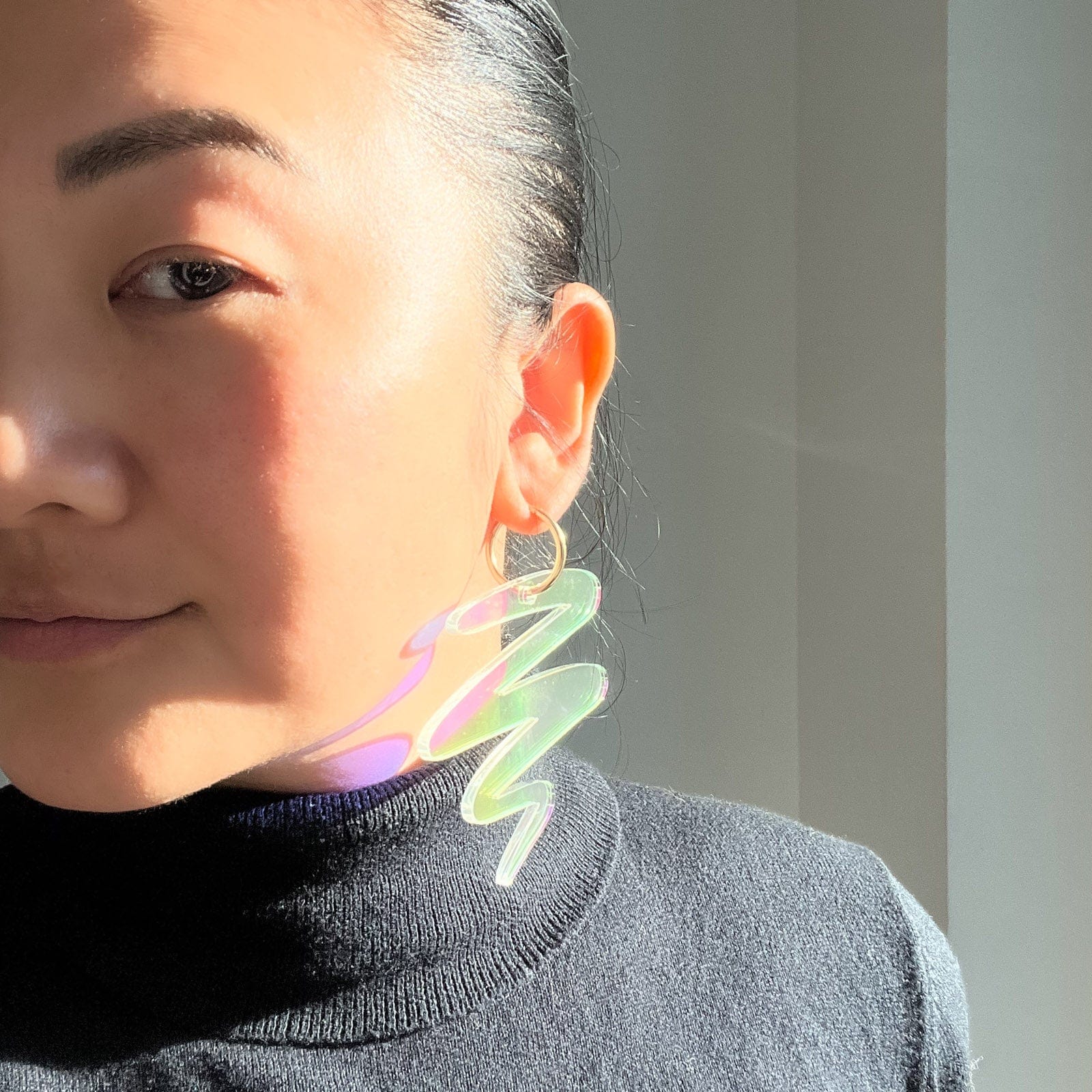 Iridescent squiggle statement earrings #color_iridescent