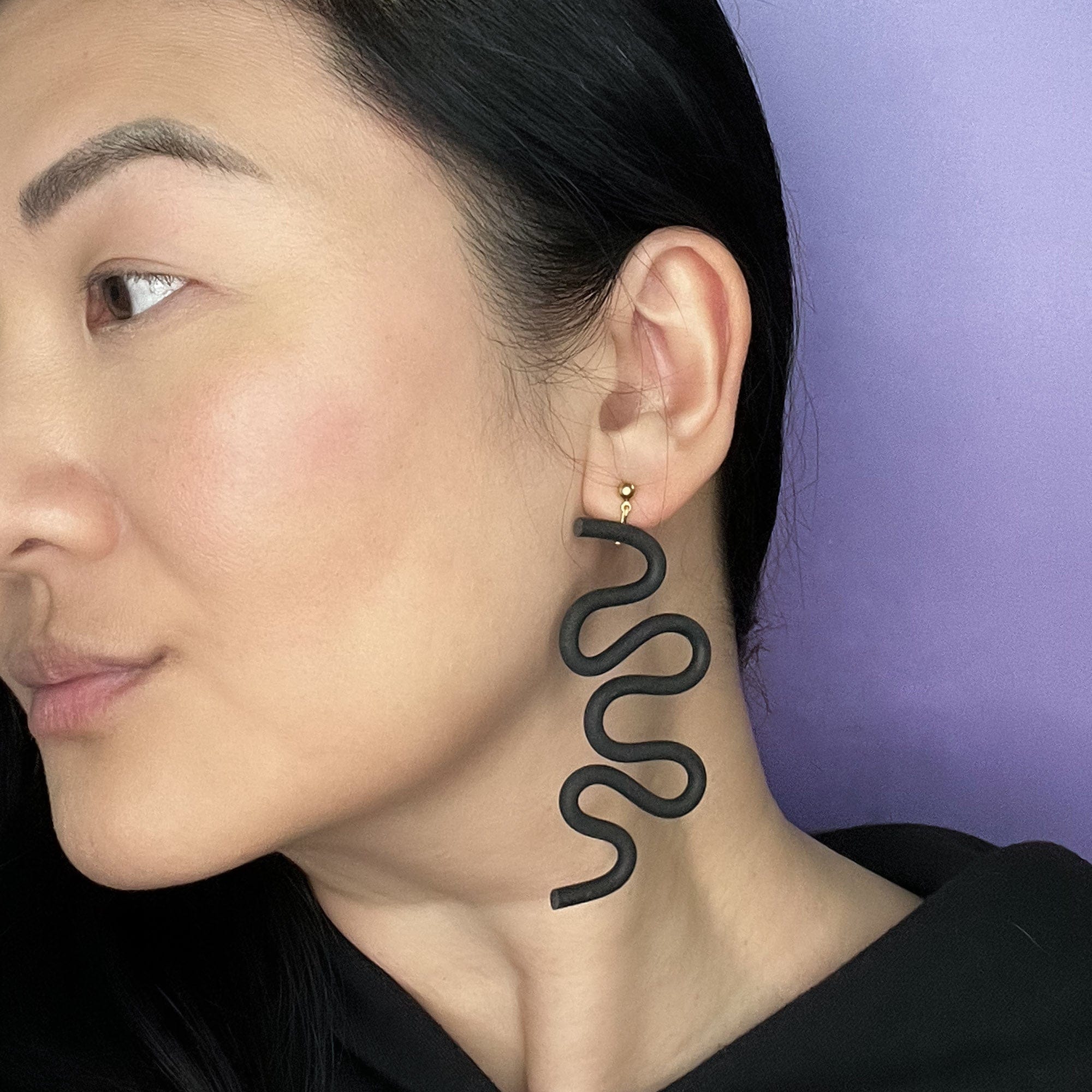 Tube Squiggle dangly statement earrings small in black #color_black